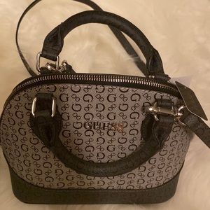 Guess purse brand new with tags still on it